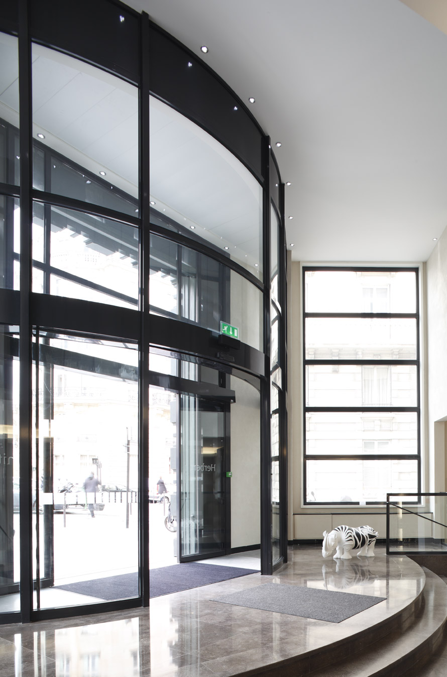 Hall d'entrée de l'immeuble situé avenue Marceau à Paris