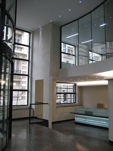 Hall d'entrée de l'immeuble situé avenue Marceau à Paris