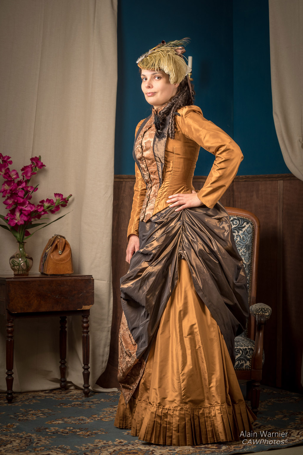 Portrait de Chrysea dans une robe de l'époque fin 19e dite robe à tournure