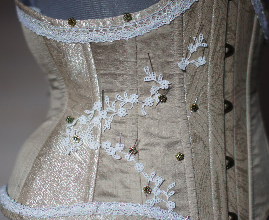 Detail de travail de broderie sur un corset